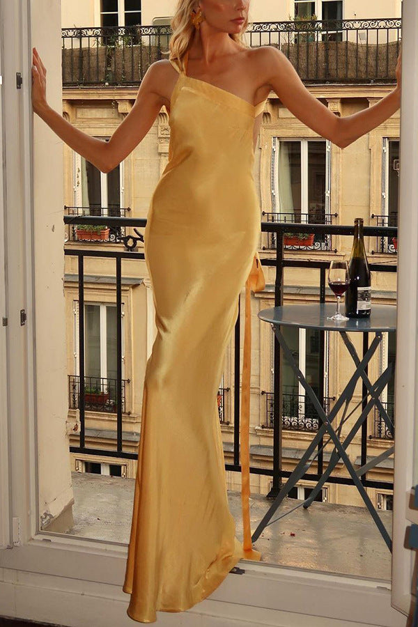Vestido largo entallado con una sola tira asimétrica y espalda abierta