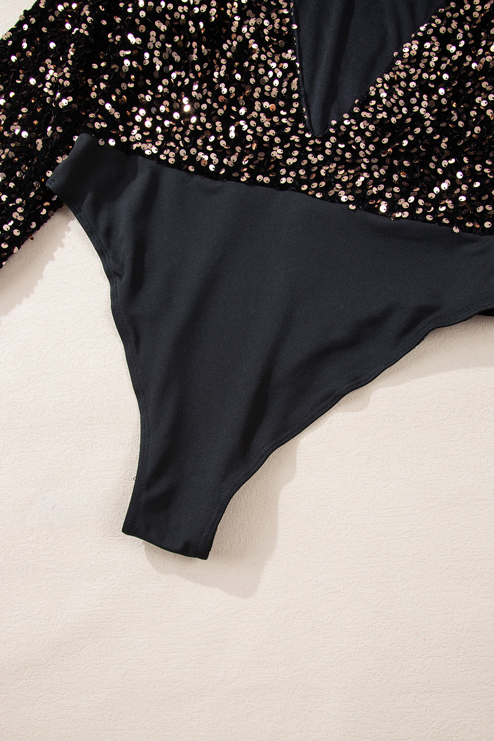 Body con escote en V profundo, detalles brillantes y mangas voluminosas