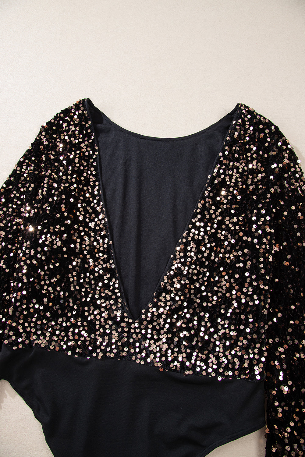 Body con escote en V profundo, detalles brillantes y mangas voluminosas