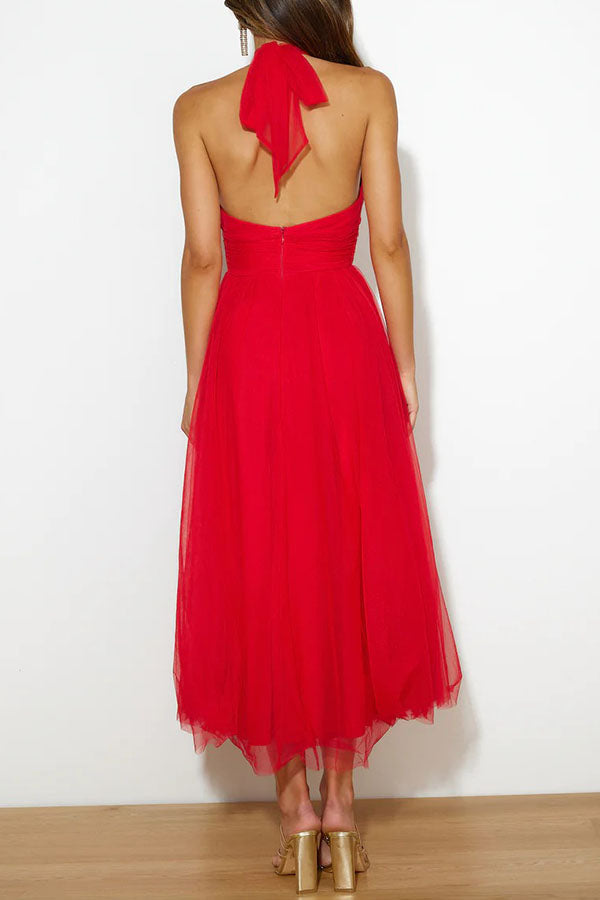Vestido maxi con cuello halter y detalles fruncidos para un mira sofisticado