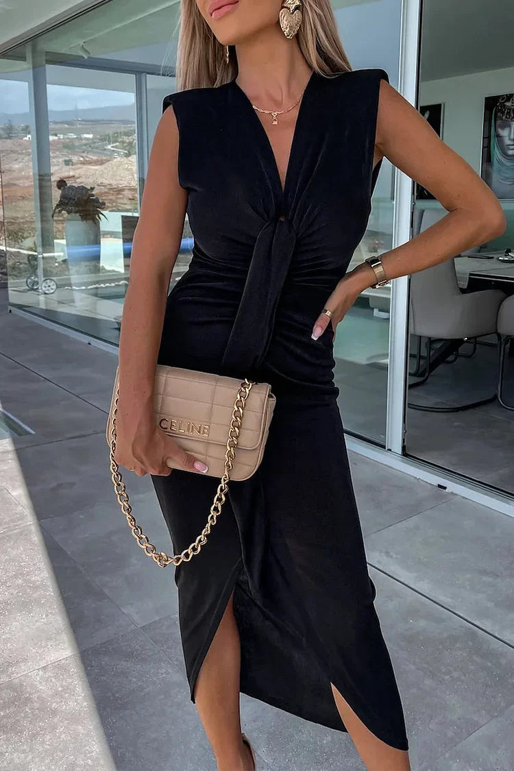 Vestido elegante con escote en V y diseño de pliegues asimétricos ideal para cualquier ocasión
