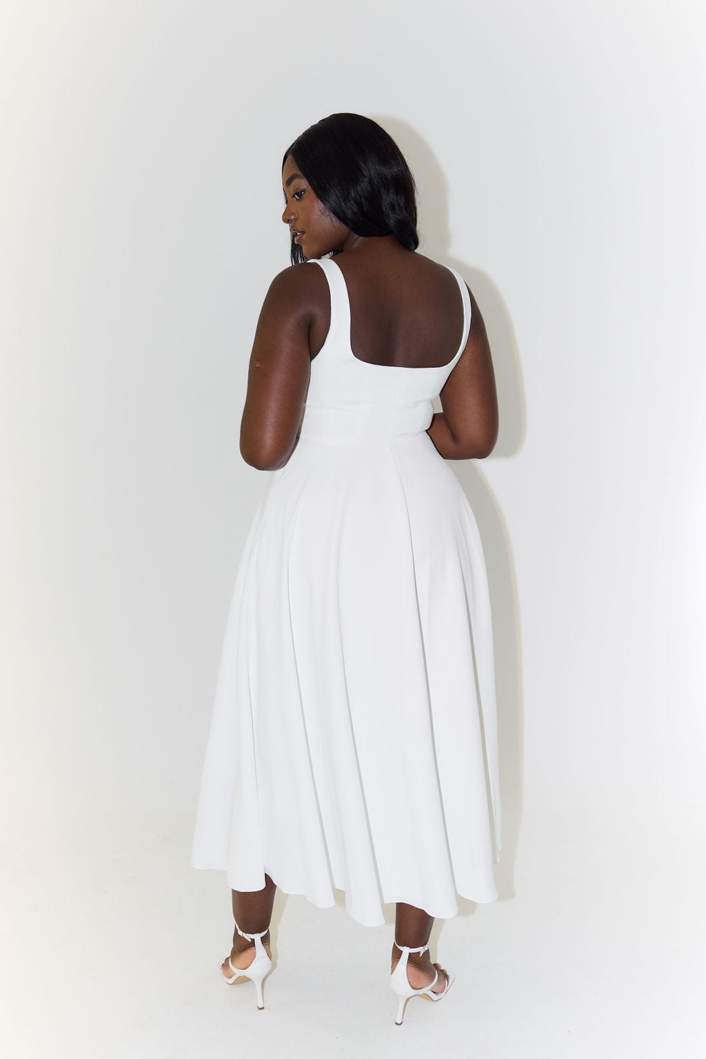 Vestido midi elegante para mujer con diseño sofisticado y versátil