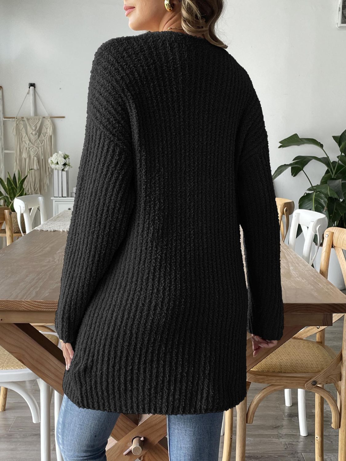 Un cárdigan abierto y cómodo con un diseño original para looks con estilo.
