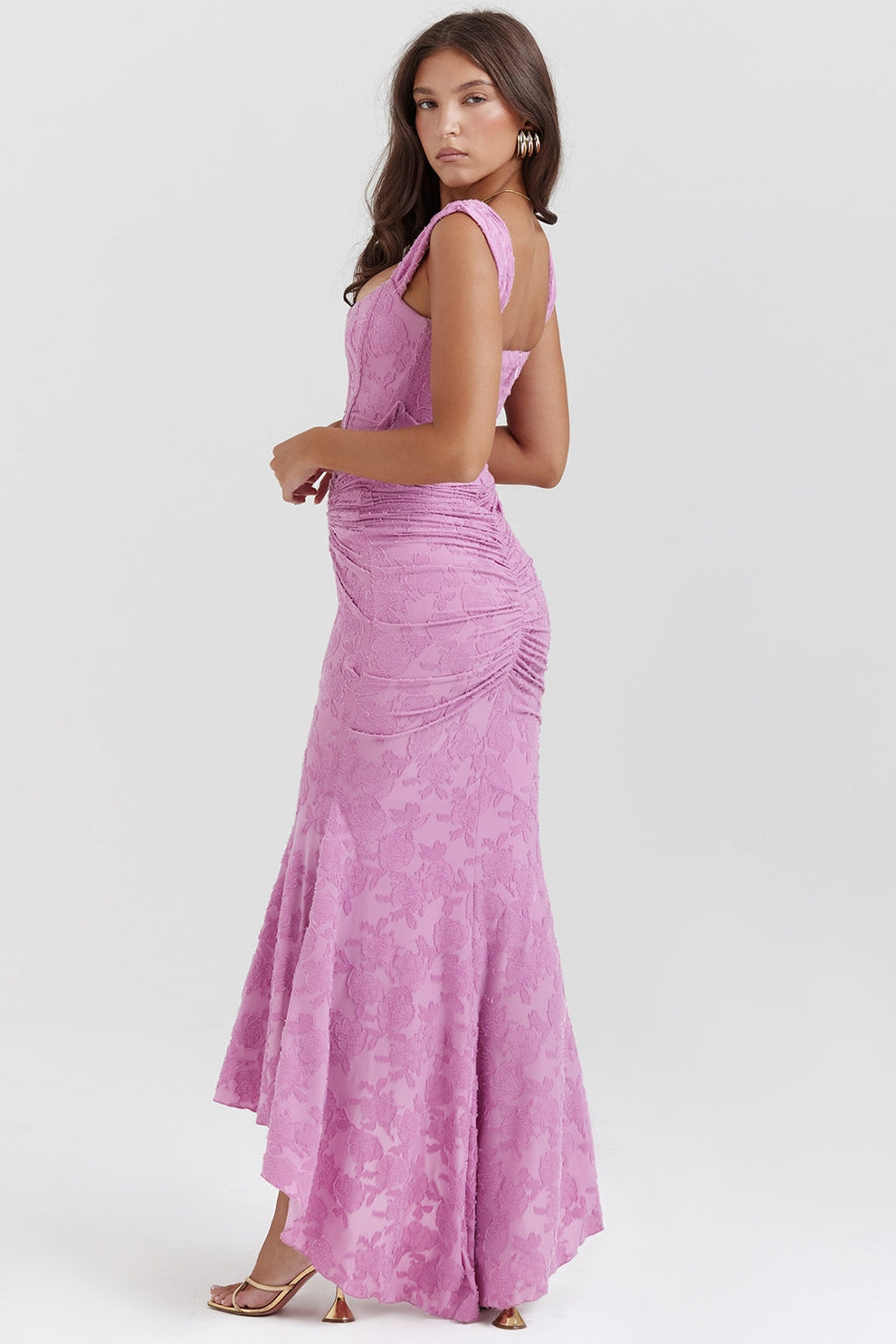 Vestido largo con diseño ajustado en la parte superior y estilo elegante