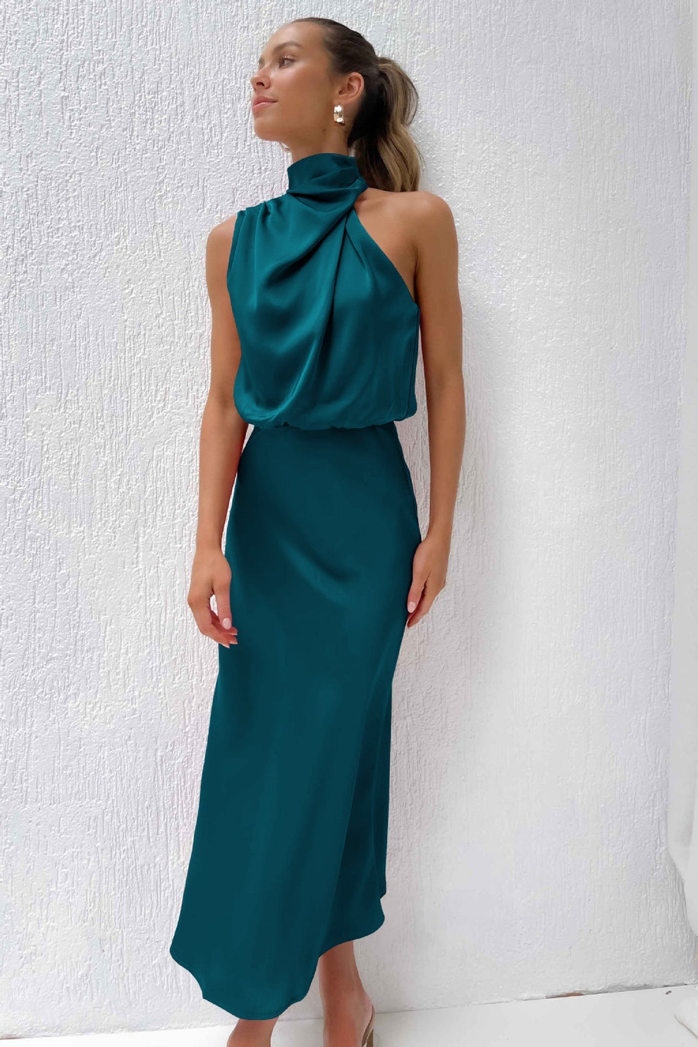 Vestido largo elegante con escote asimétrico y diseño sofisticado