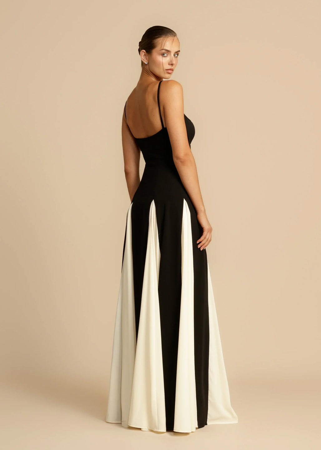 Vestido largo clásico con bloques de color en la falda diseño elegante para cualquier ocasión