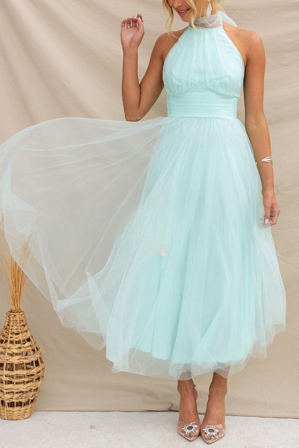 Vestido maxi con cuello halter y detalles fruncidos para un mira sofisticado
