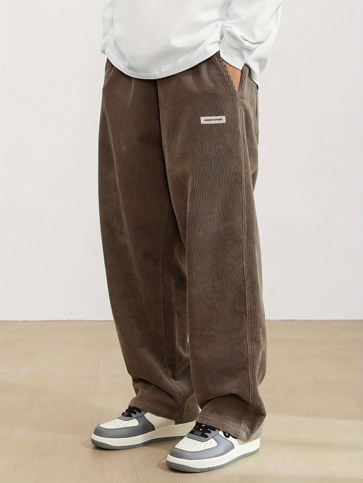 Pantalón ancho moderno para hombre con bolsillos funcionales
