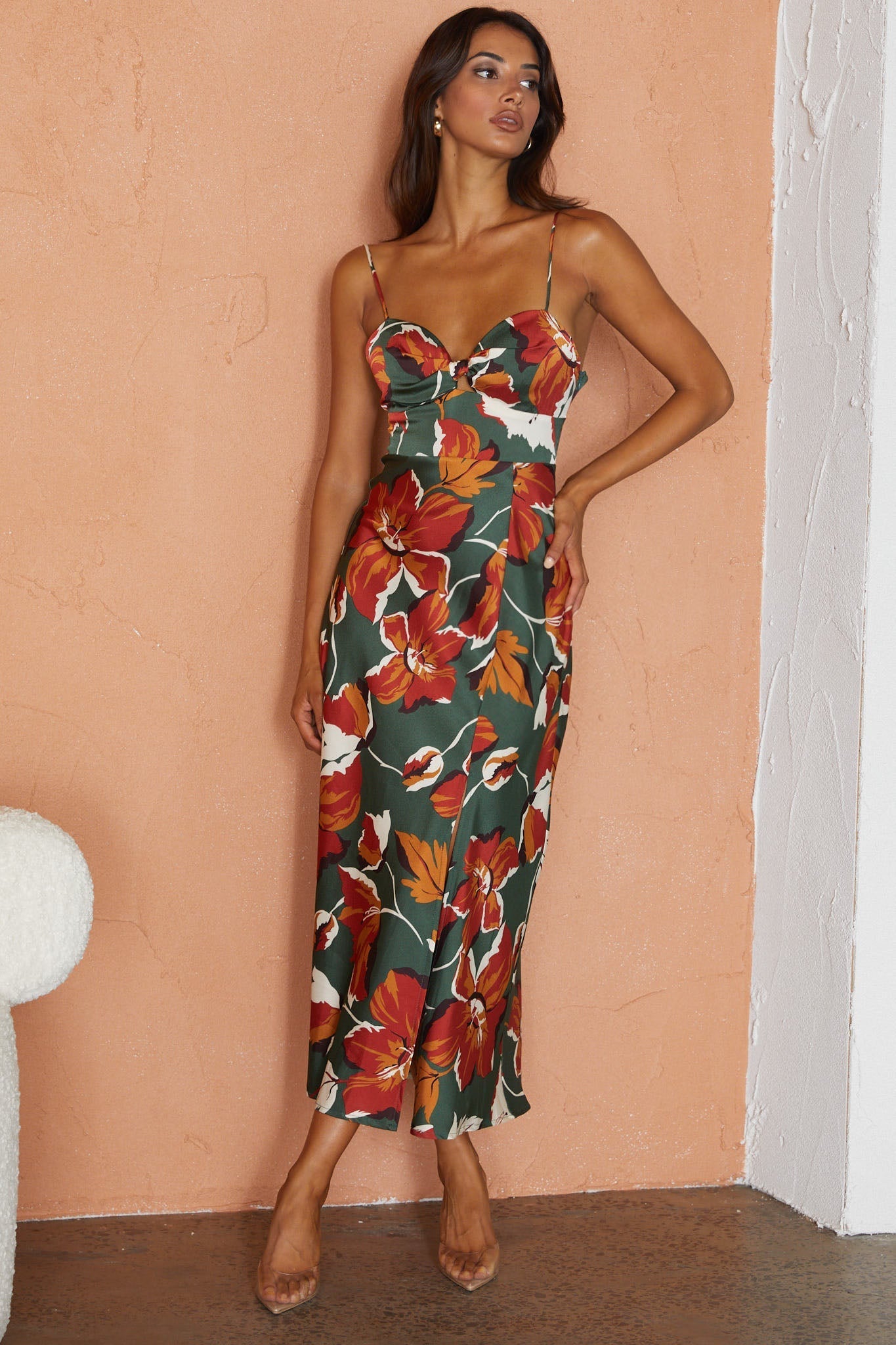 Vestido midi con tirantes finos y escote estructurado con estampado floral