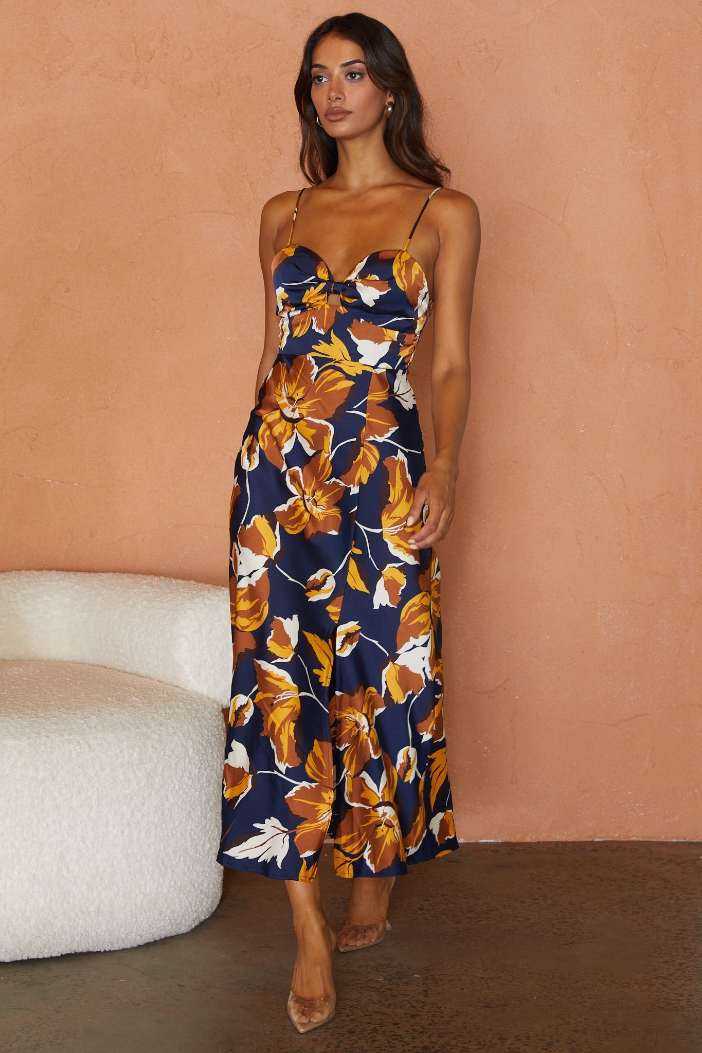 Vestido midi con tirantes finos y escote estructurado con estampado floral