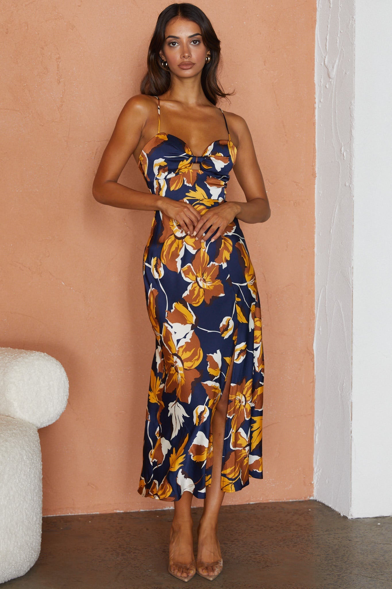 Vestido midi con tirantes finos y escote estructurado con estampado floral