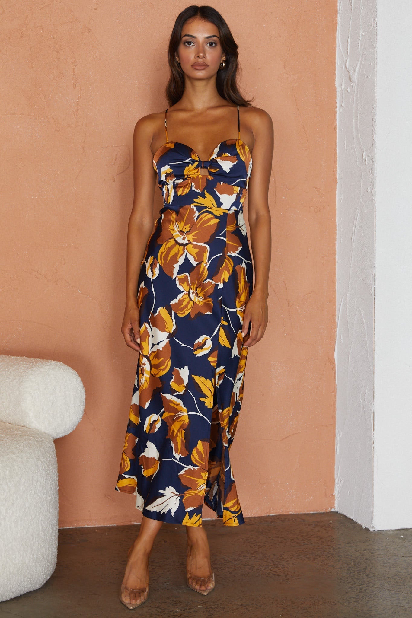 Vestido midi con tirantes finos y escote estructurado con estampado floral