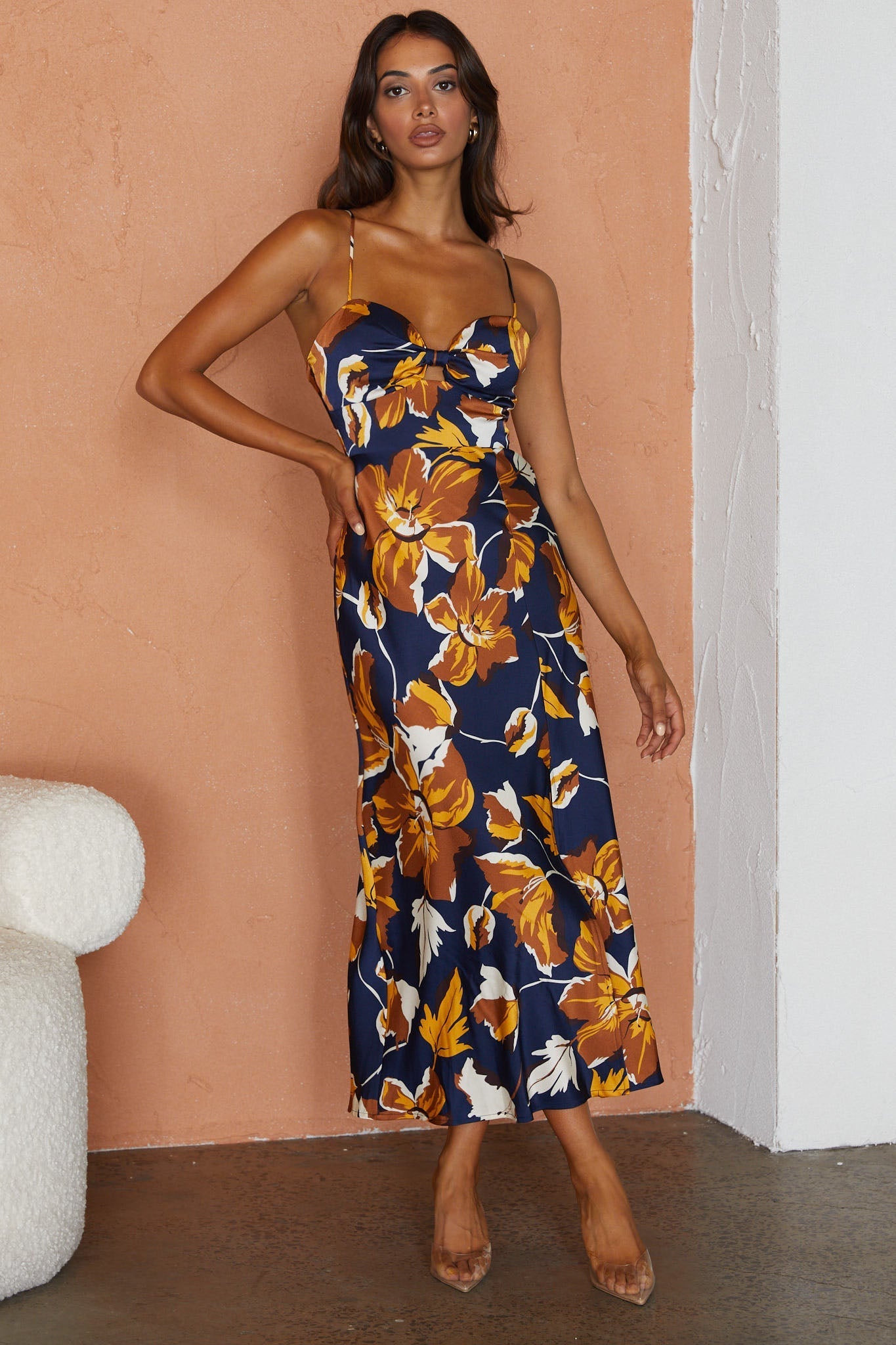 Vestido midi con tirantes finos y escote estructurado con estampado floral