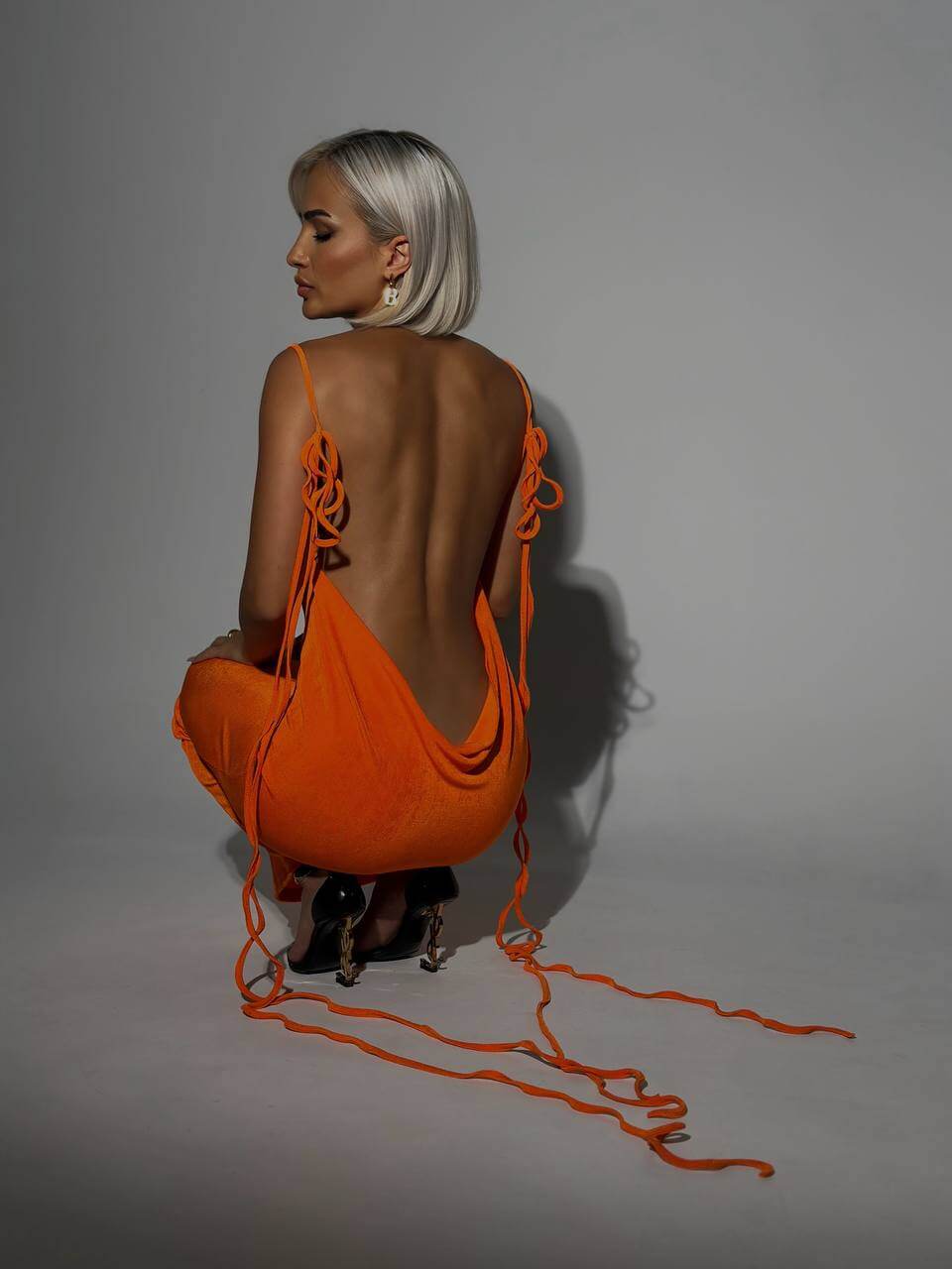 Vestido largo de noche elegante con espalda descubierta