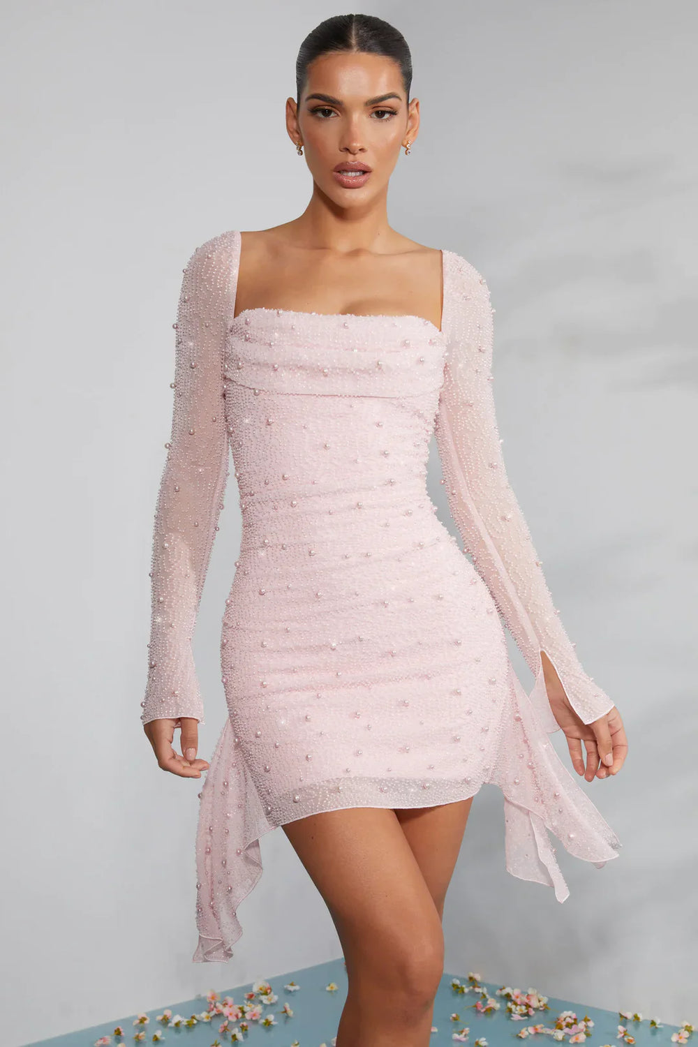 Minivestido elegante de manga larga con cuello adornado