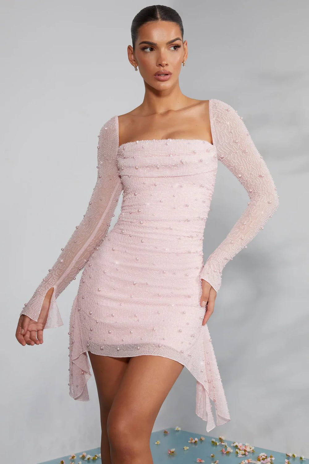 Minivestido elegante de manga larga con cuello adornado