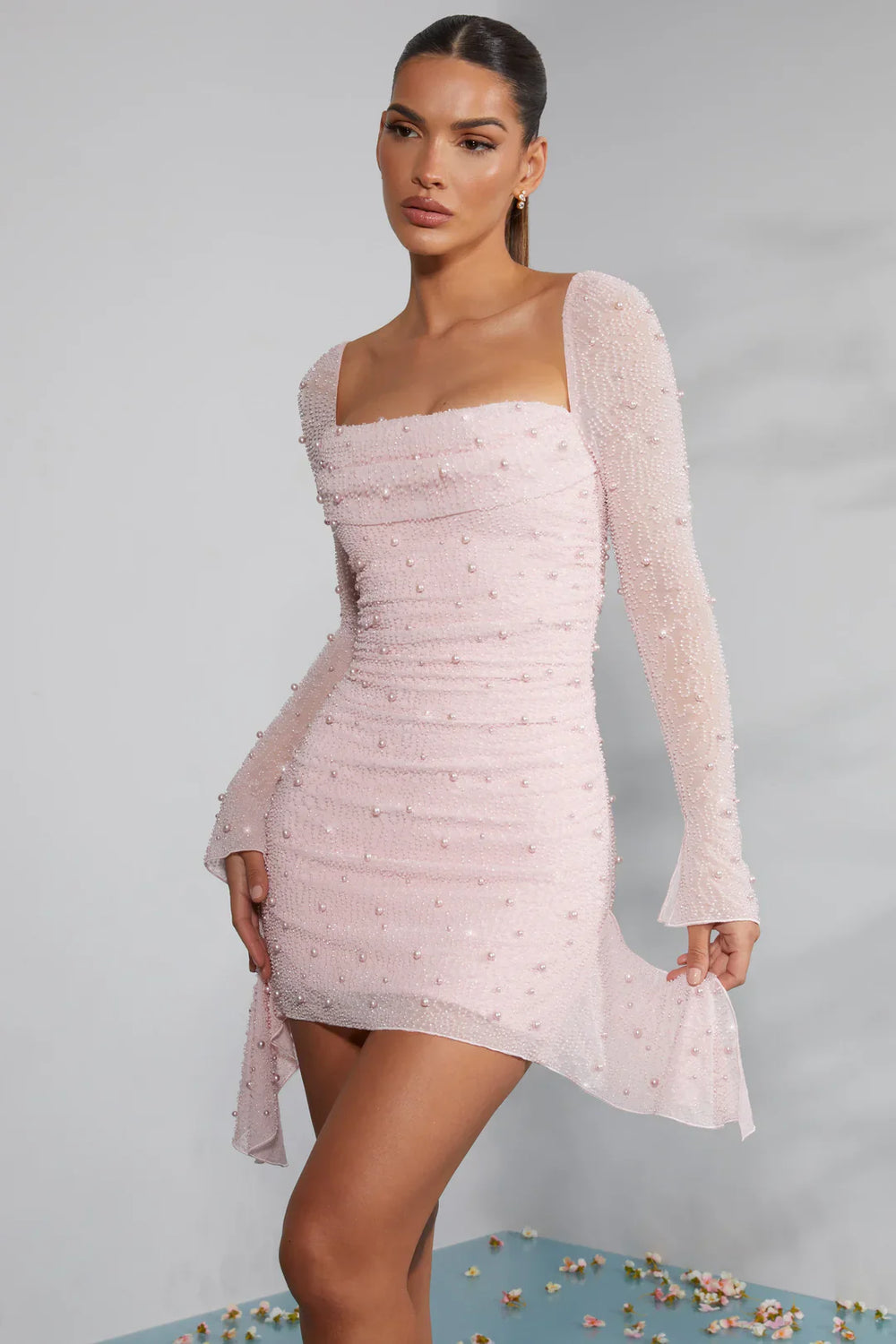 Minivestido elegante de manga larga con cuello adornado