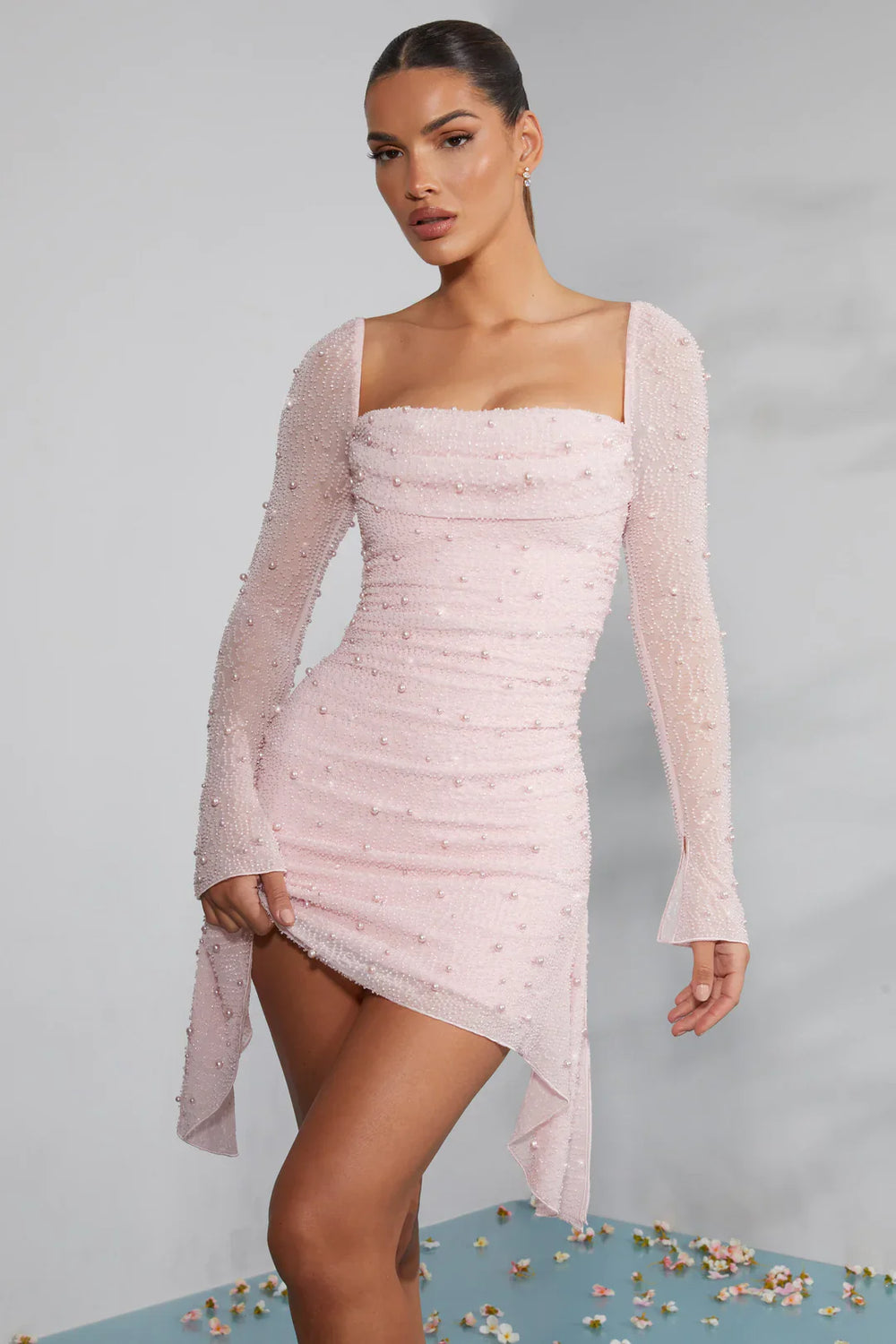 Minivestido elegante de manga larga con cuello adornado