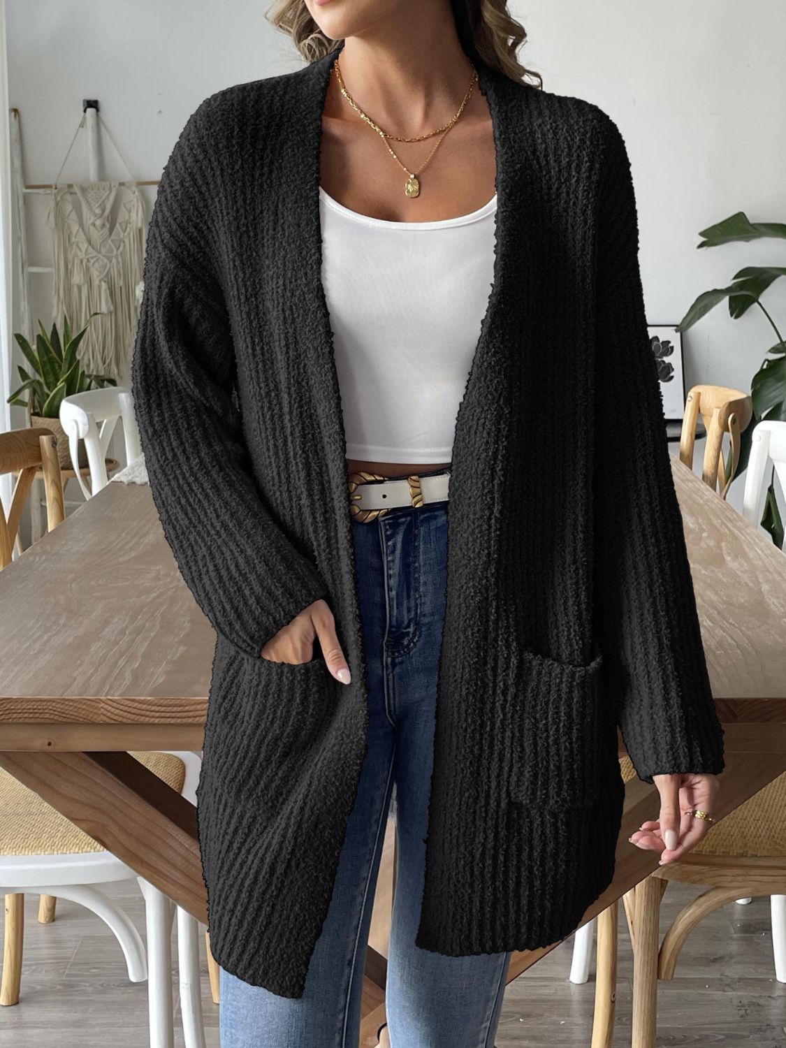 Un cárdigan abierto y cómodo con un diseño original para looks con estilo.