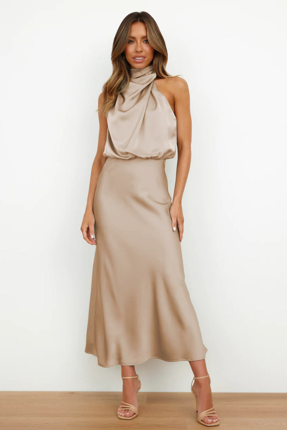 Vestido largo elegante con escote asimétrico y diseño sofisticado