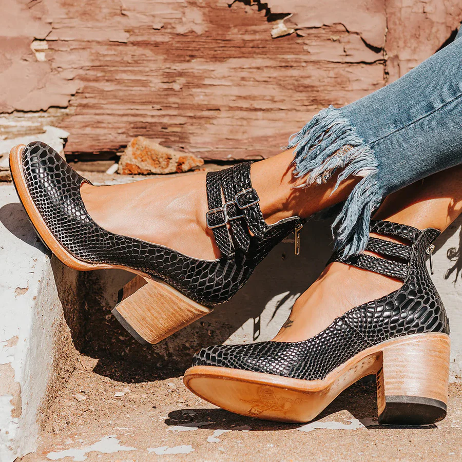 Zapatos con tacón estilo retro y diseño elegante