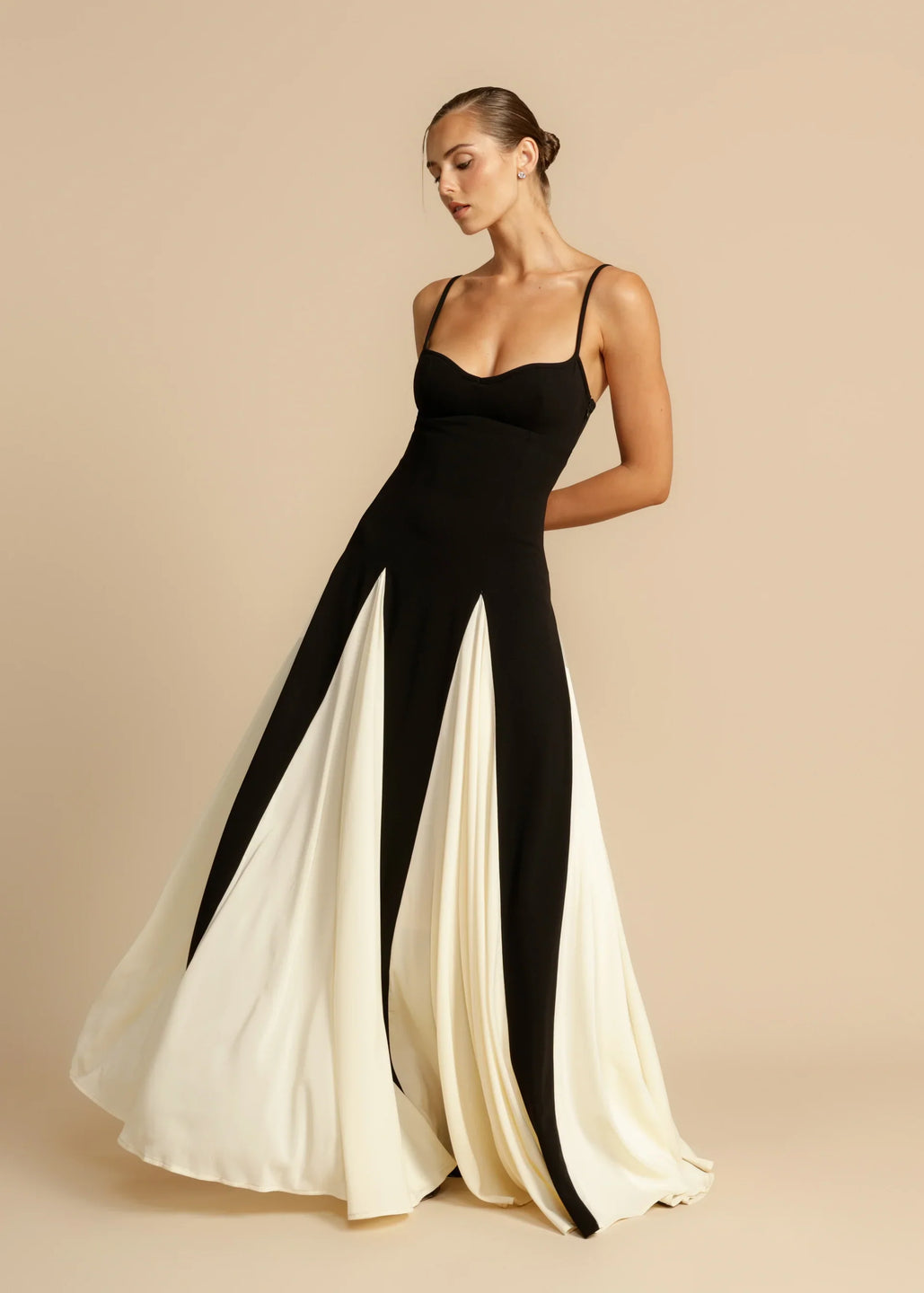 Vestido largo clásico con bloques de color en la falda diseño elegante para cualquier ocasión