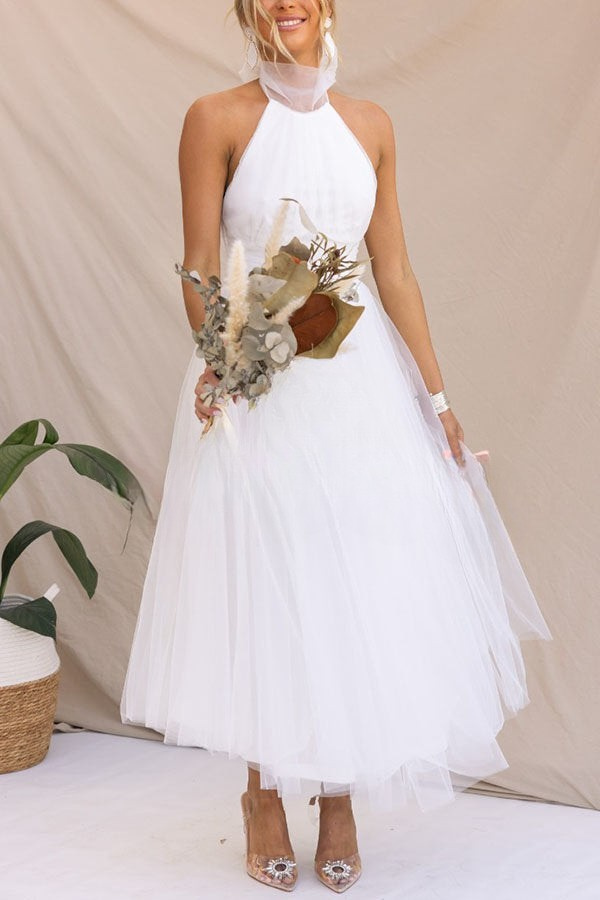 Vestido maxi con cuello halter y detalles fruncidos para un mira sofisticado