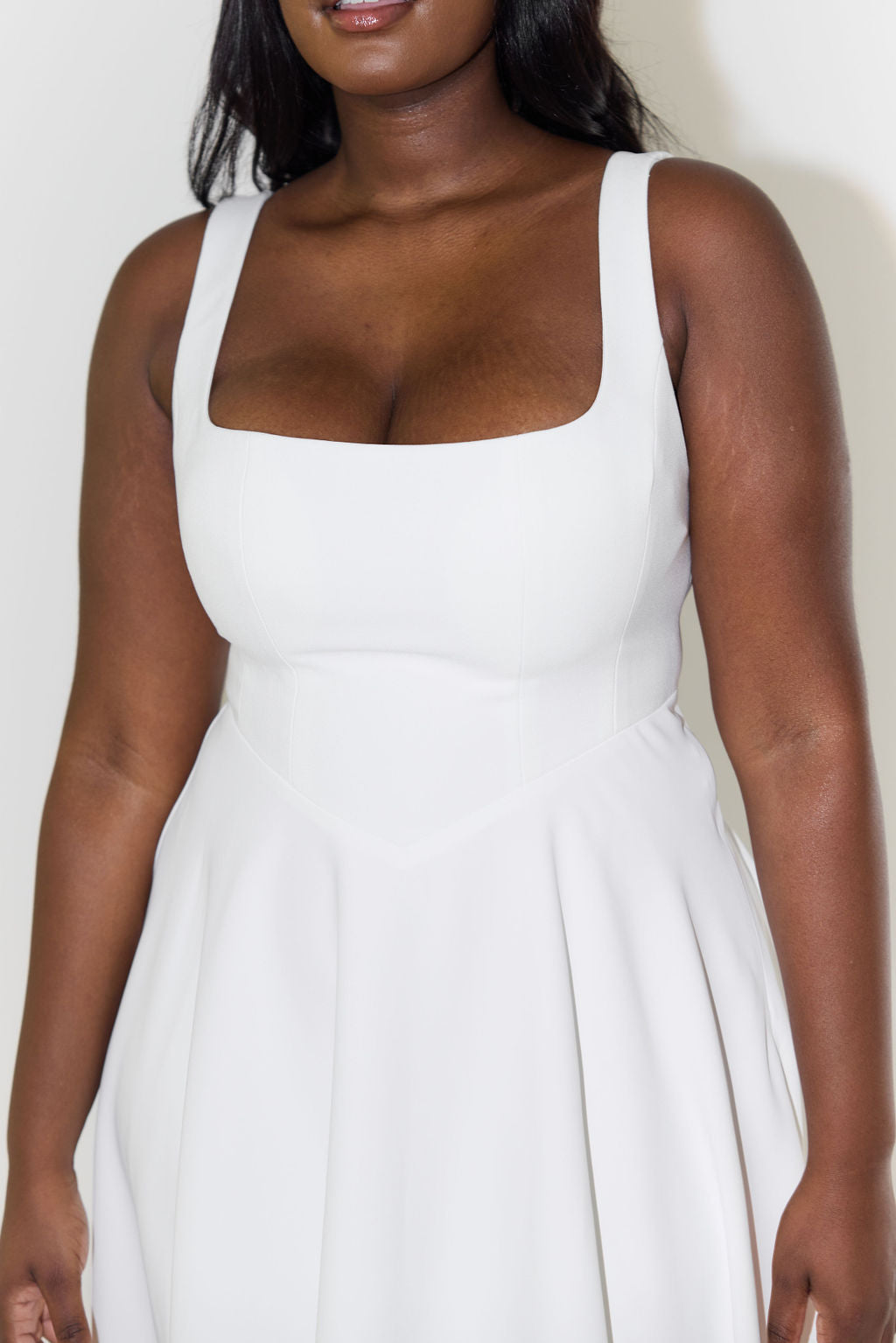 Vestido midi elegante para mujer con diseño sofisticado y versátil