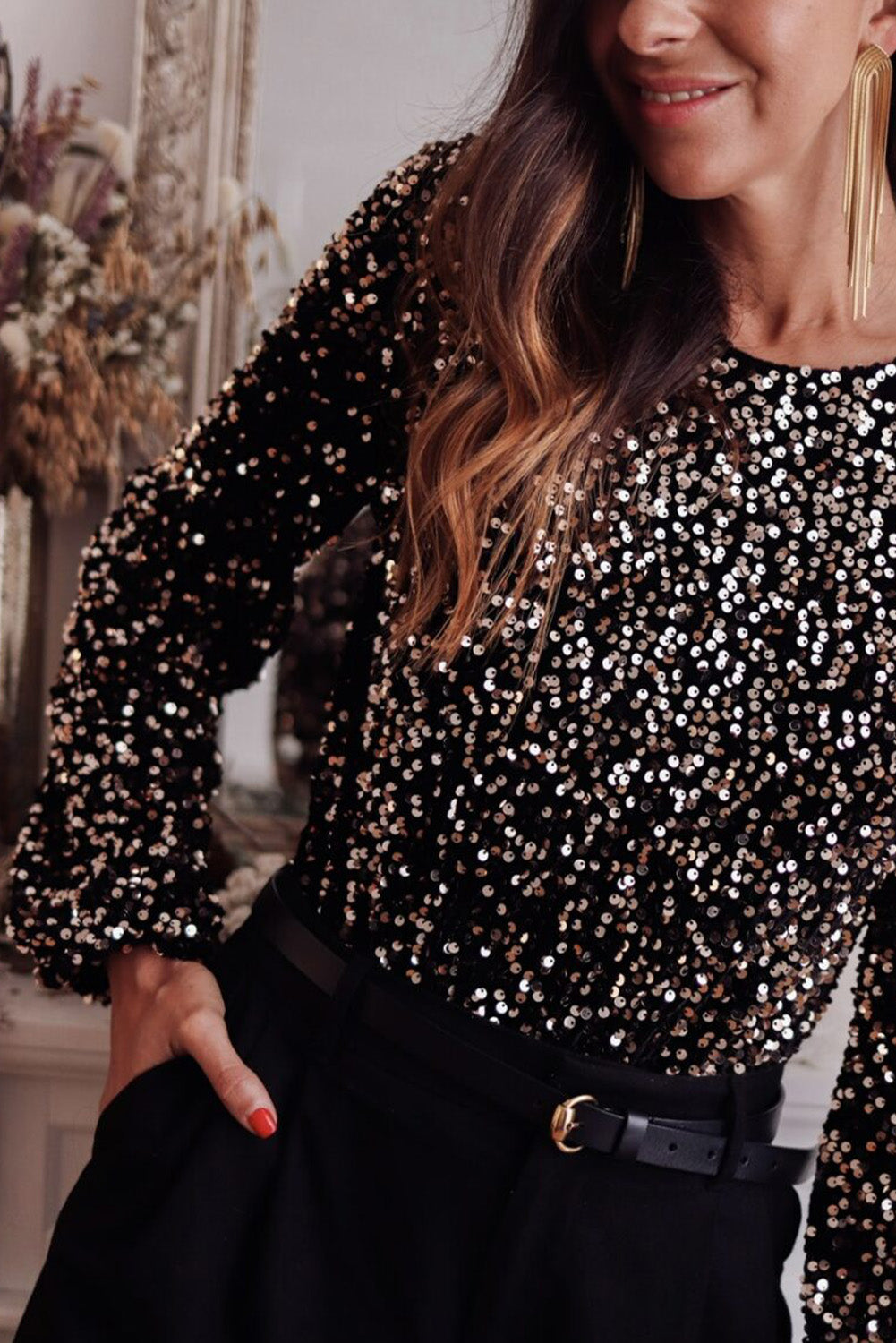 Body con escote en V profundo, detalles brillantes y mangas voluminosas