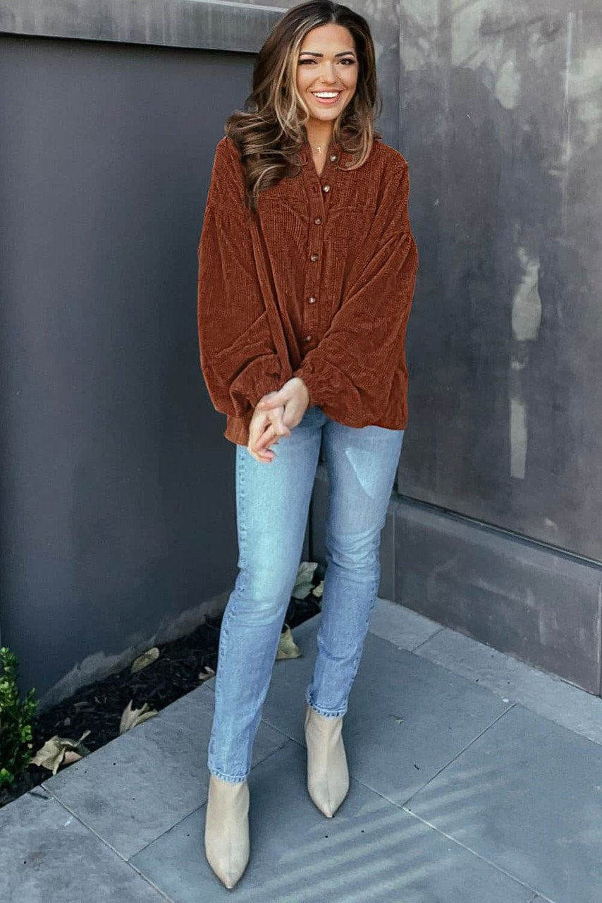 Camisa de Pana con Mangas Abullonadas en Color Café para un Estilo Sin Esfuerzo