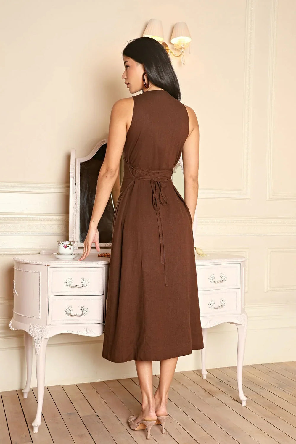 Vestido midi sin mangas con botones y diseño sofisticado