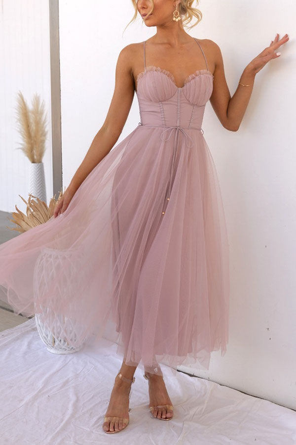 Vestido largo de fiesta con diseño sofisticado, tirantes y espalda descubierta