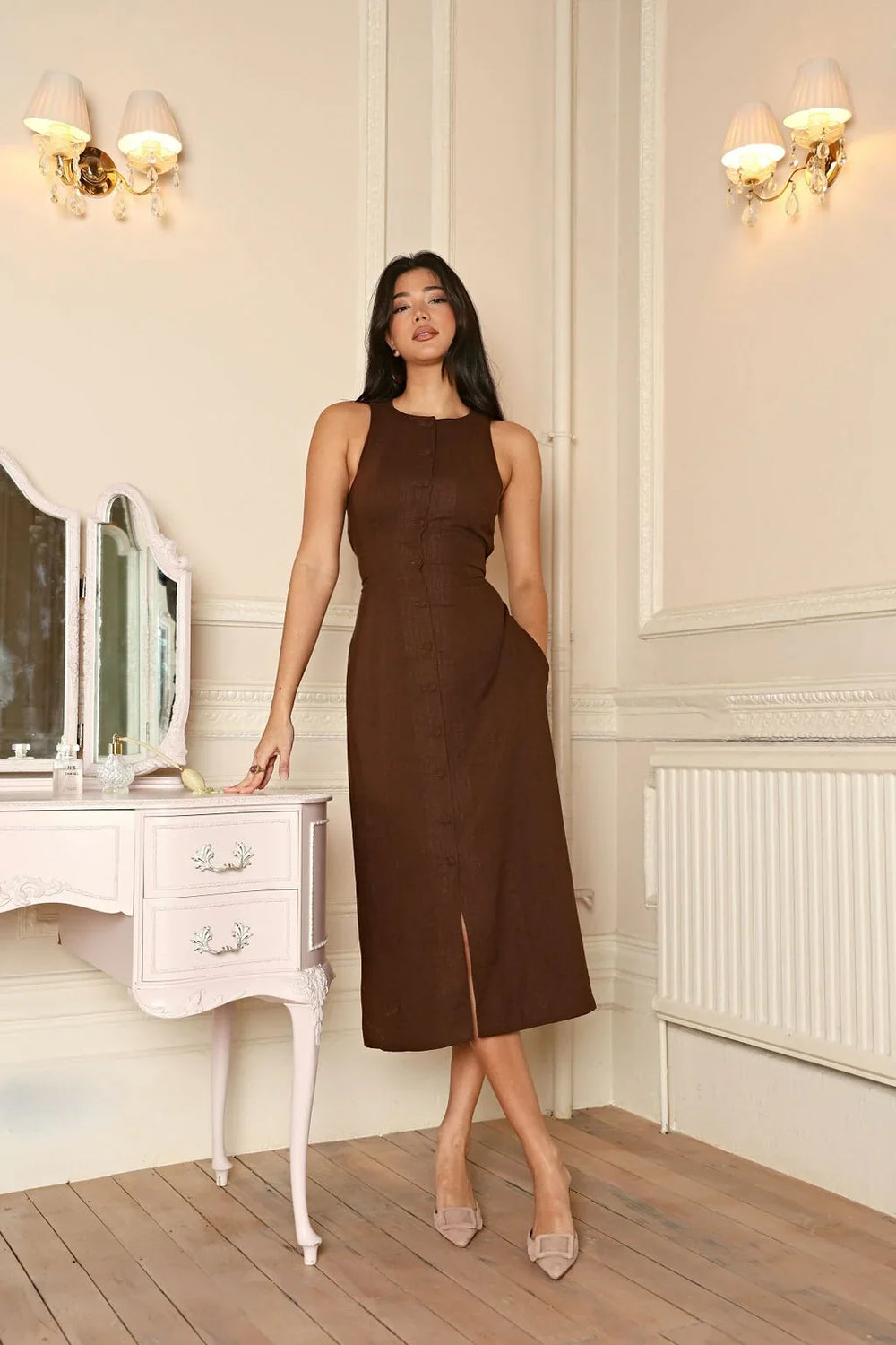 Vestido midi sin mangas con botones y diseño sofisticado
