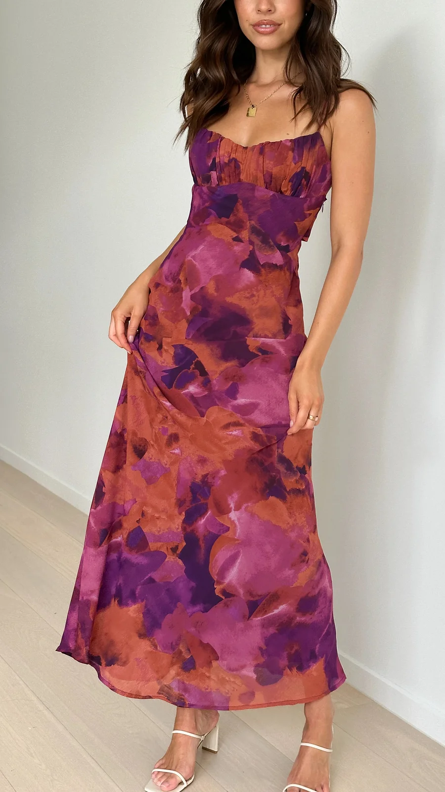 Vestido midi asimétrico de fiesta con diseño elegante