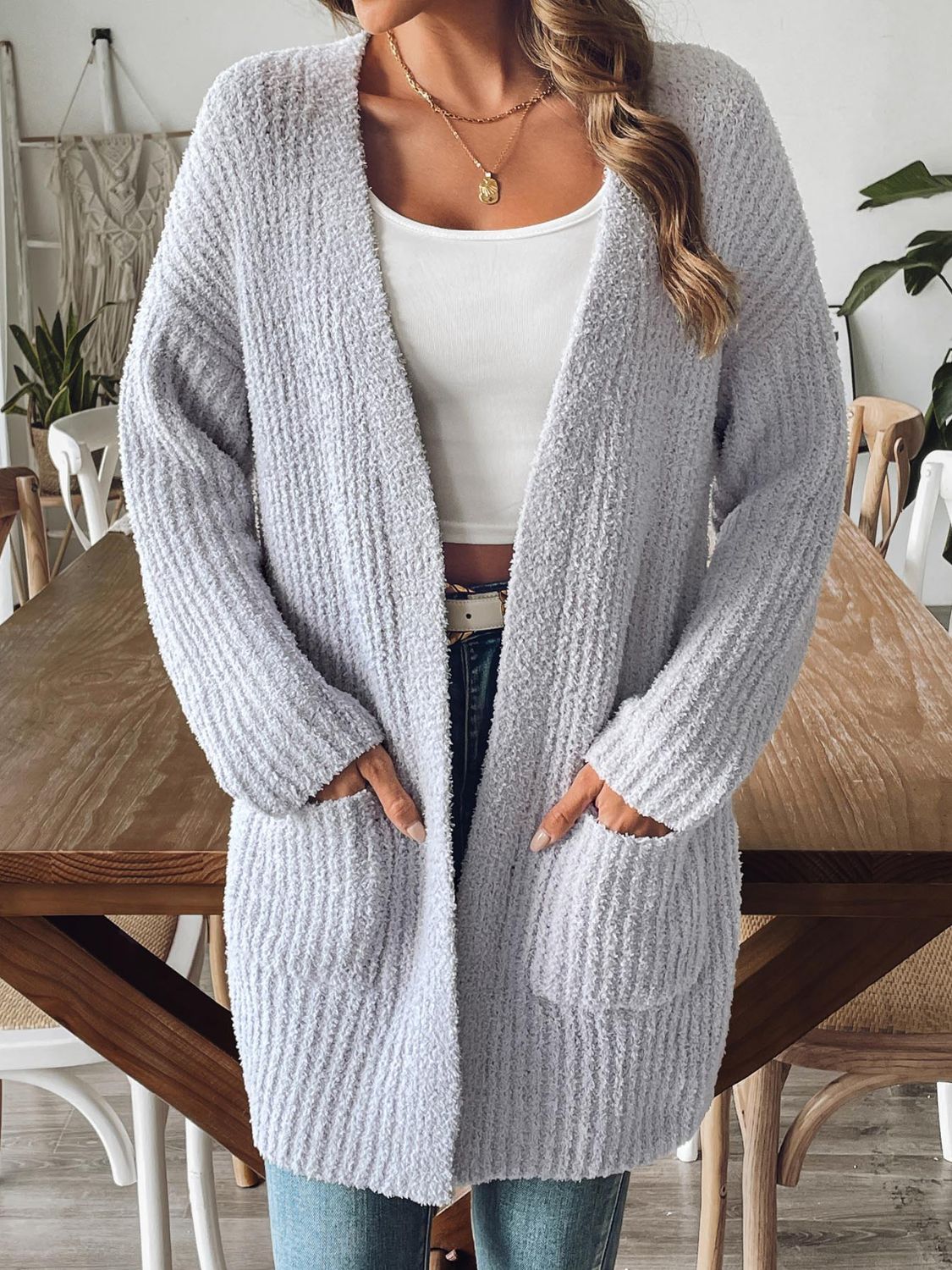 Un cárdigan abierto y cómodo con un diseño original para looks con estilo.