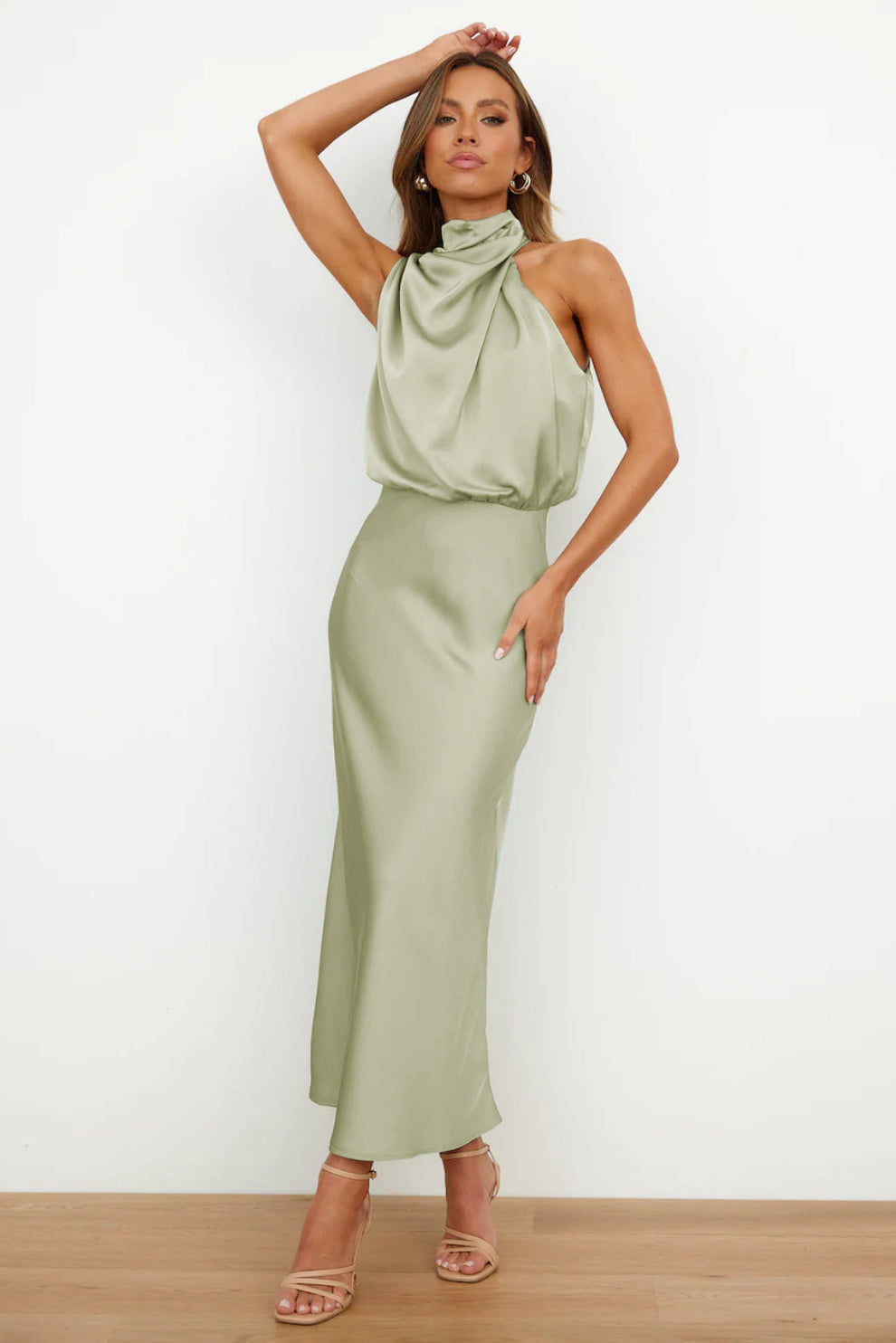 Vestido largo elegante con escote asimétrico y diseño sofisticado