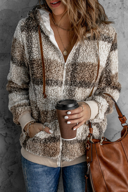 Un abrigo acogedor con capucha y un bonito estilo de osito de peluche para los días fríos.