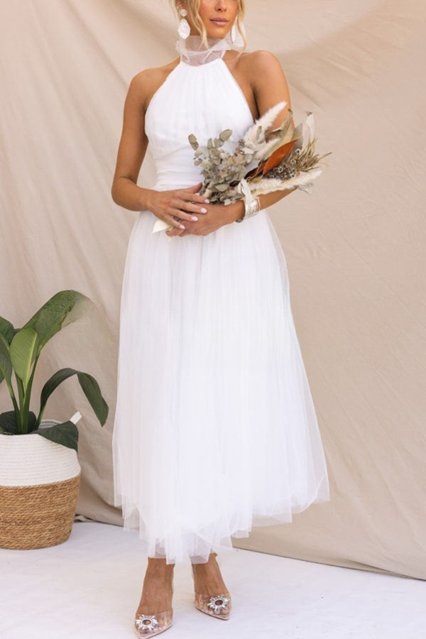 Vestido maxi con cuello halter y detalles fruncidos para un mira sofisticado