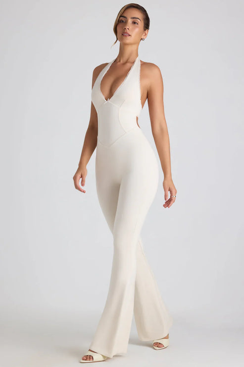 Mono halter elegante con escote en V profundo espalda abierta y pantalón ancho