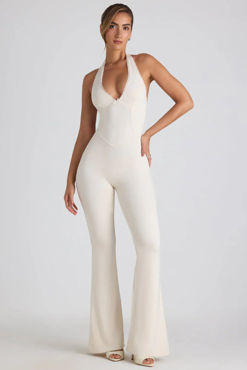 Mono halter elegante con escote en V profundo espalda abierta y pantalón ancho