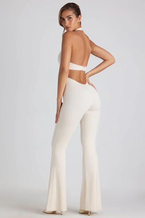 Mono halter elegante con escote en V profundo espalda abierta y pantalón ancho