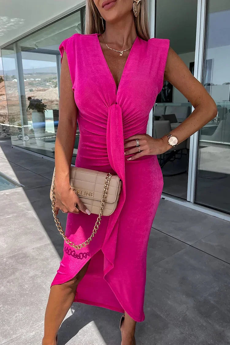 Vestido elegante con escote en V y diseño de pliegues asimétricos ideal para cualquier ocasión