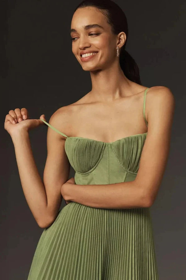 Vestido elegante con tirantes finos y falda plisada de corte midi