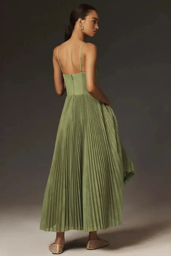 Vestido elegante con tirantes finos y falda plisada de corte midi