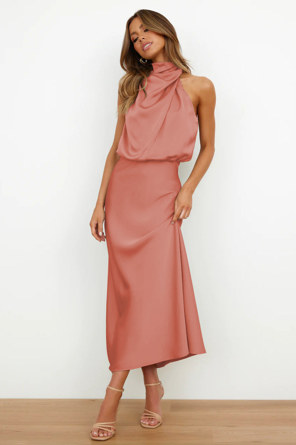 Vestido largo elegante con escote asimétrico y diseño sofisticado