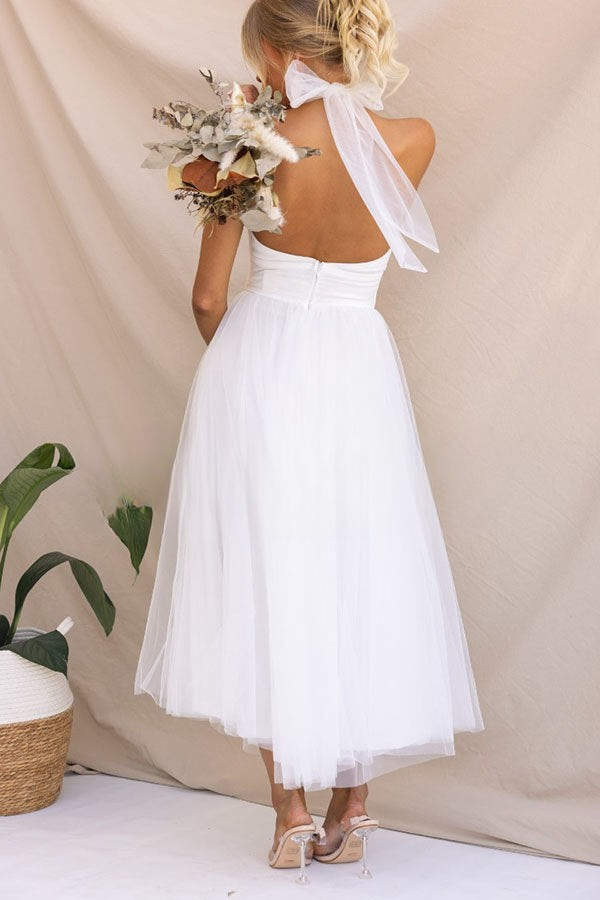 Vestido maxi con cuello halter y detalles fruncidos para un mira sofisticado