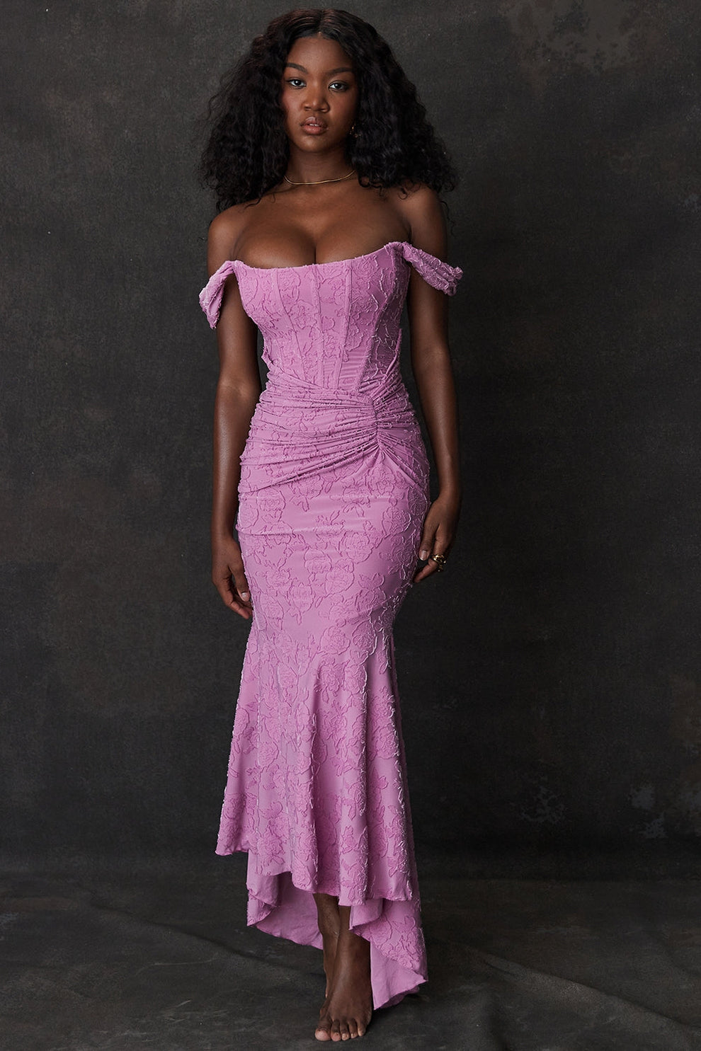 Vestido largo con diseño ajustado en la parte superior y estilo elegante