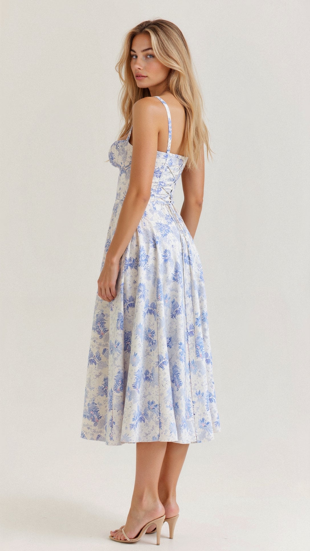 Vestido midi de verano con tirantes y abertura para un look sofisticado