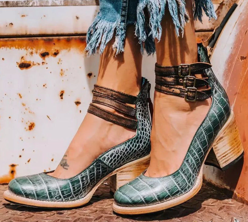 Zapatos con tacón estilo retro y diseño elegante