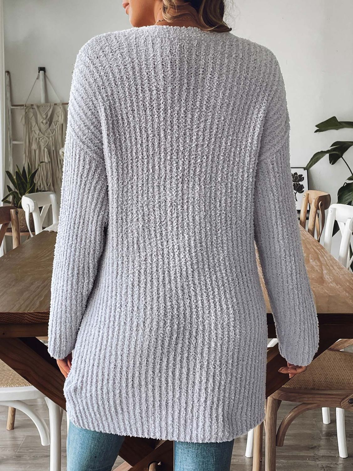 Un cárdigan abierto y cómodo con un diseño original para looks con estilo.